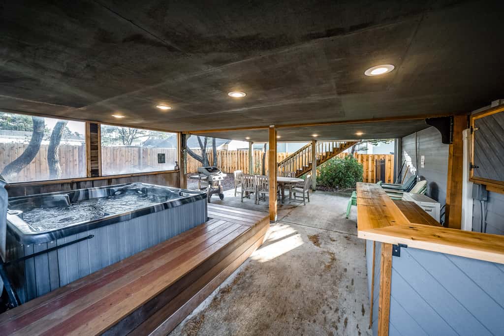 Family friendly house with ocean view and private hot tub walk to beach dogs OK