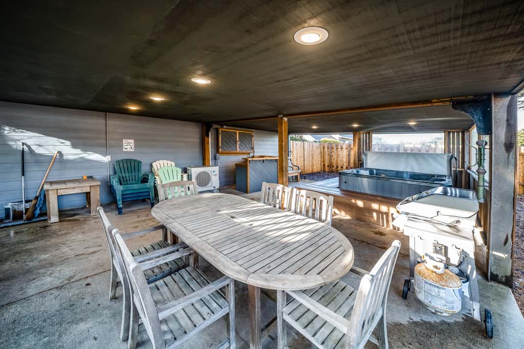 Family friendly house with ocean view and private hot tub walk to beach dogs OK
