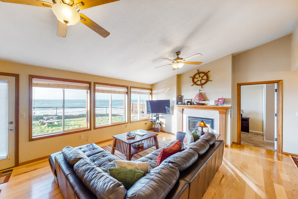 Oceanfront house steps to beach with private hot tub firepit and spectacular view