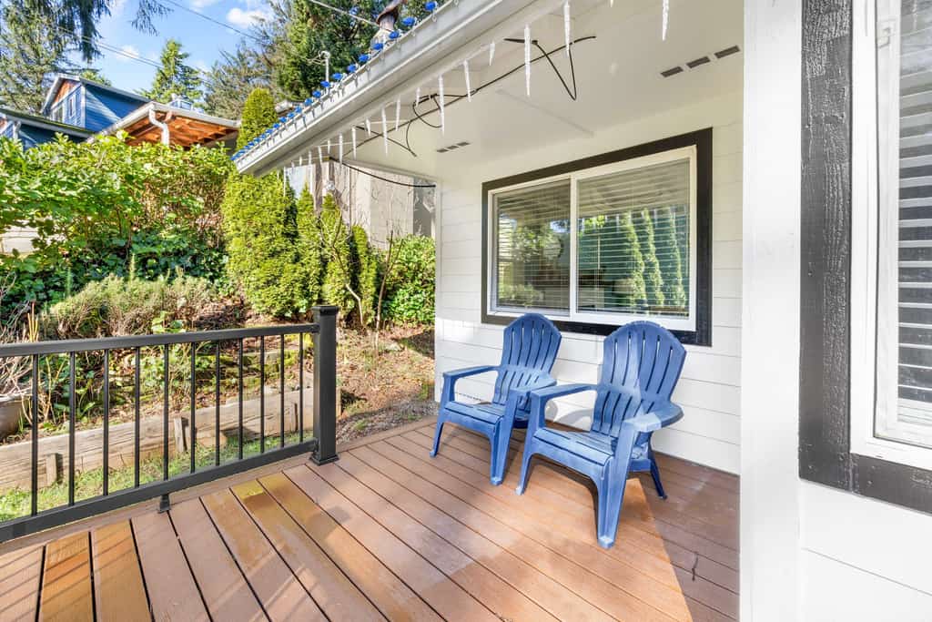 Bright Beach Town Bungalow