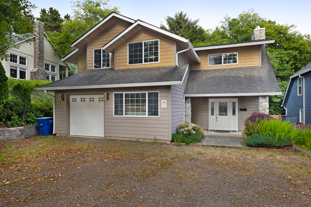Dog friendly home with enclosed yard game room private hot tub near the beach
