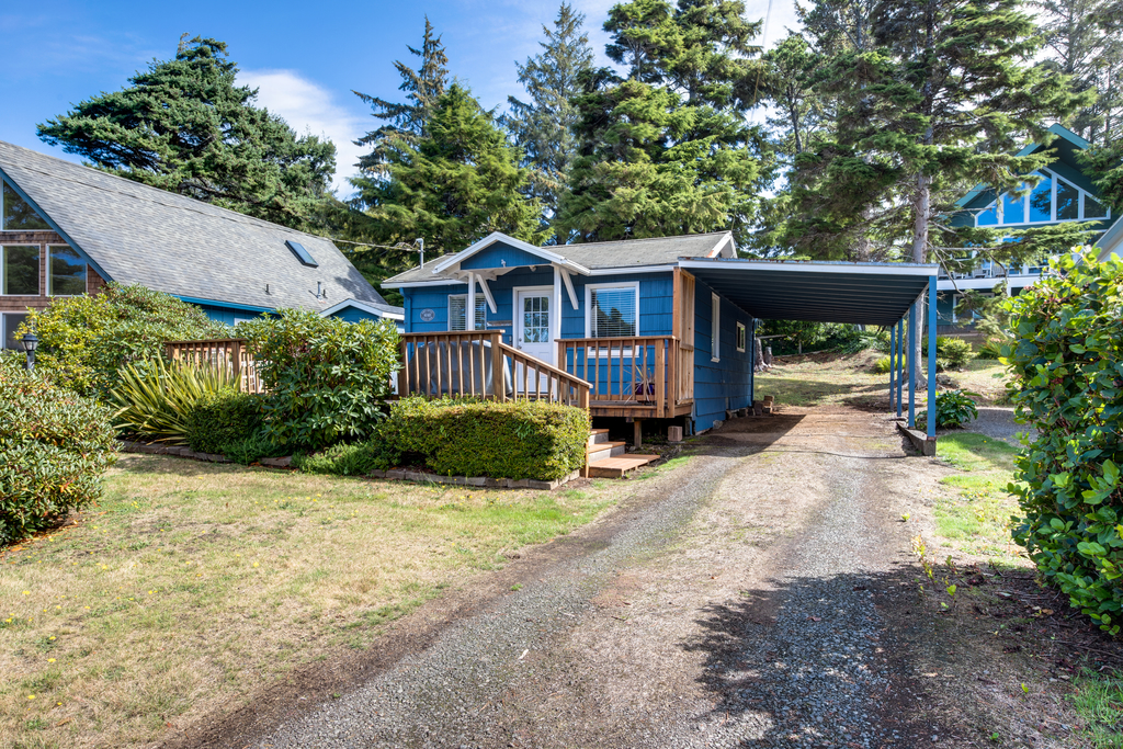Cottage near the beach perfect for a couple with deck grill and fireplace