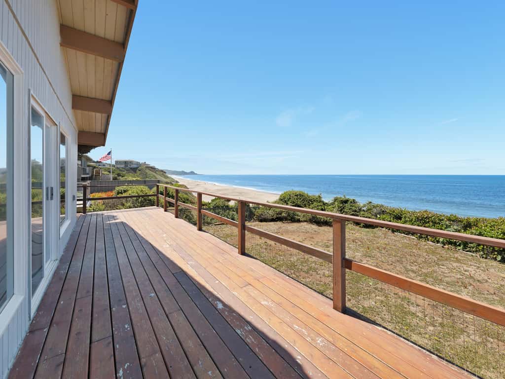 Charming Oceanfront Home with Nearby Beach Access and Amazing Ocean Views