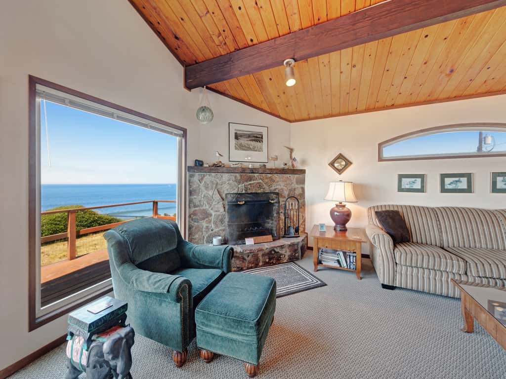 Charming Oceanfront Home with Nearby Beach Access and Amazing Ocean Views