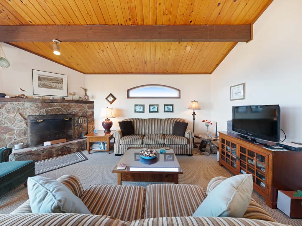 Charming Oceanfront Home with Nearby Beach Access and Amazing Ocean Views