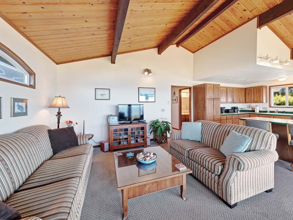 Charming Oceanfront Home with Nearby Beach Access and Amazing Ocean Views