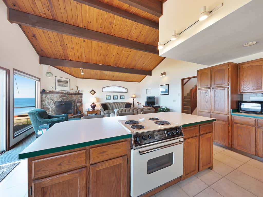 Charming Oceanfront Home with Nearby Beach Access and Amazing Ocean Views