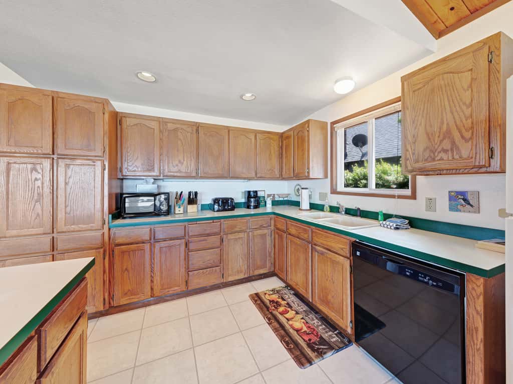 Charming Oceanfront Home with Nearby Beach Access and Amazing Ocean Views