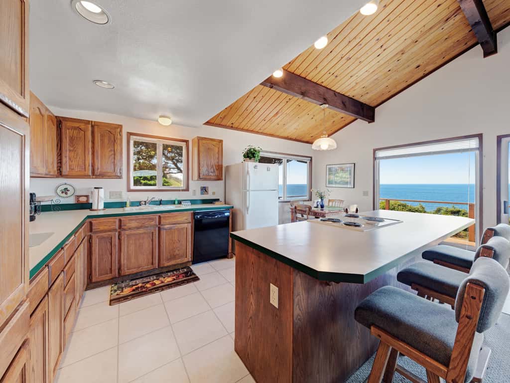 Charming Oceanfront Home with Nearby Beach Access and Amazing Ocean Views