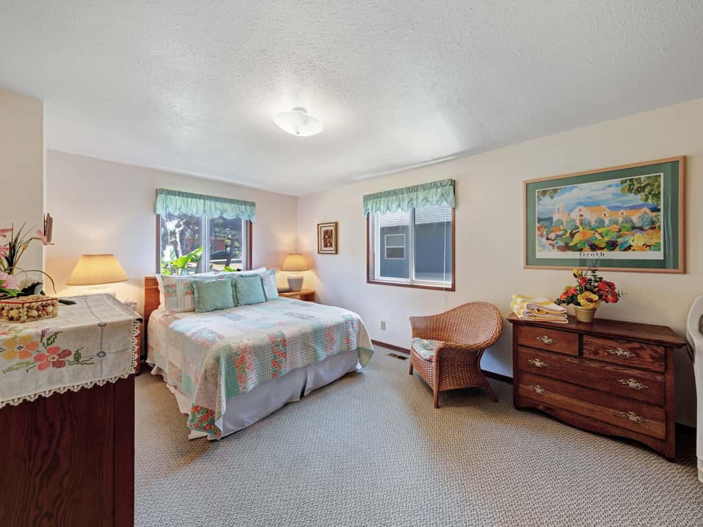 Charming Oceanfront Home with Nearby Beach Access and Amazing Ocean Views