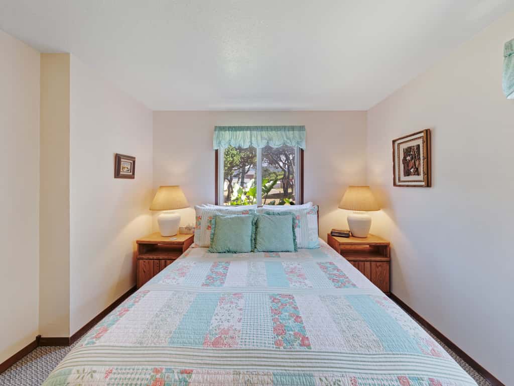 Charming Oceanfront Home with Nearby Beach Access and Amazing Ocean Views