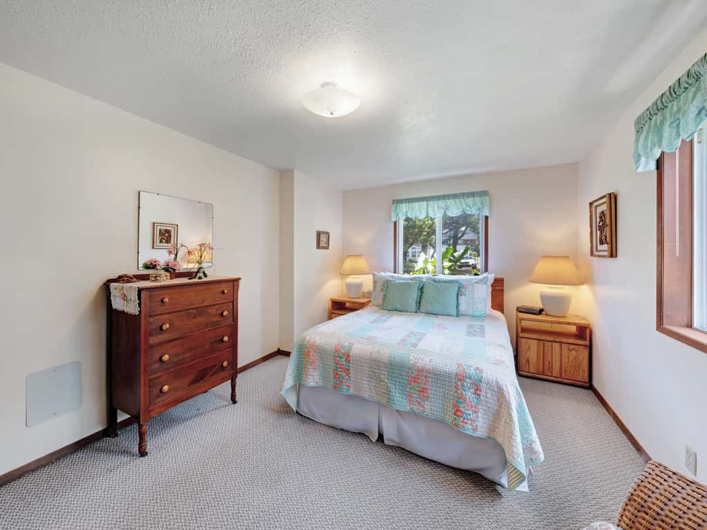 Charming Oceanfront Home with Nearby Beach Access and Amazing Ocean Views