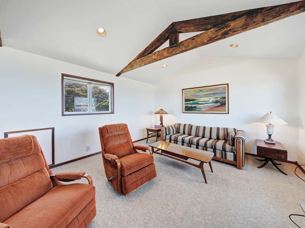 Charming Oceanfront Home with Nearby Beach Access and Amazing Ocean Views