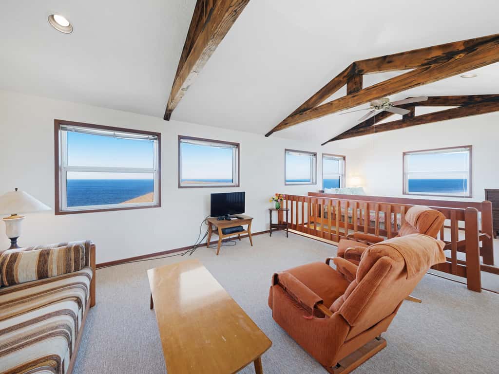 Charming Oceanfront Home with Nearby Beach Access and Amazing Ocean Views