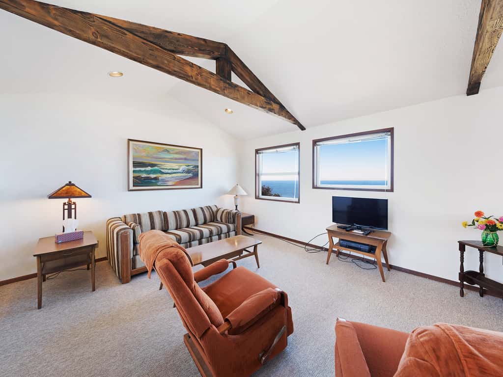 Charming Oceanfront Home with Nearby Beach Access and Amazing Ocean Views