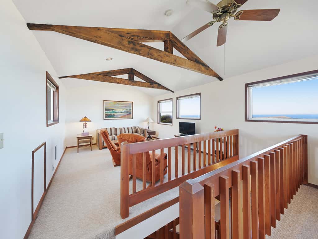 Charming Oceanfront Home with Nearby Beach Access and Amazing Ocean Views