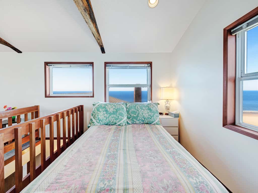 Charming Oceanfront Home with Nearby Beach Access and Amazing Ocean Views