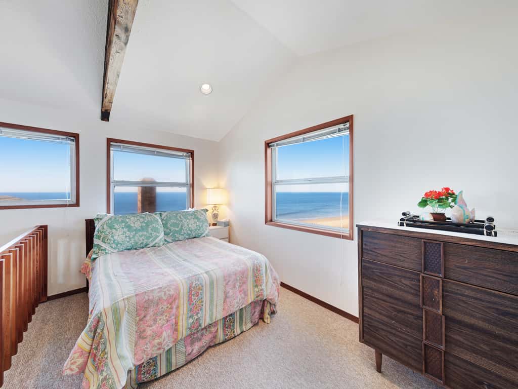Charming Oceanfront Home with Nearby Beach Access and Amazing Ocean Views