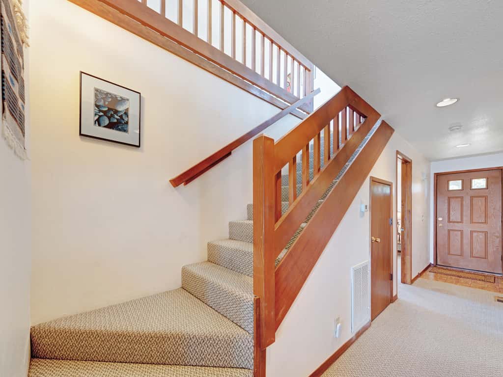 Charming Oceanfront Home with Nearby Beach Access and Amazing Ocean Views