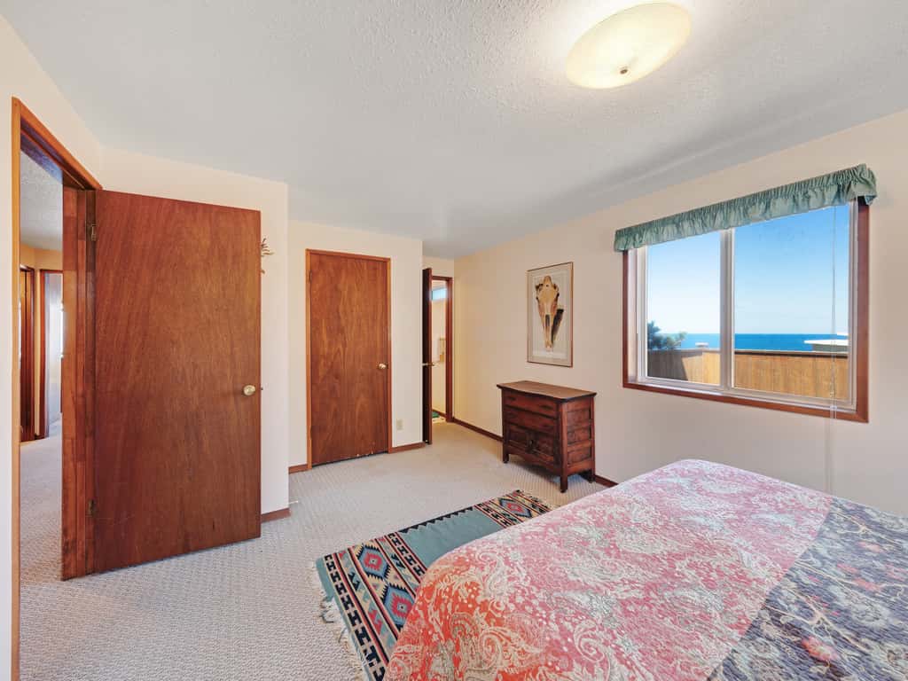 Charming Oceanfront Home with Nearby Beach Access and Amazing Ocean Views