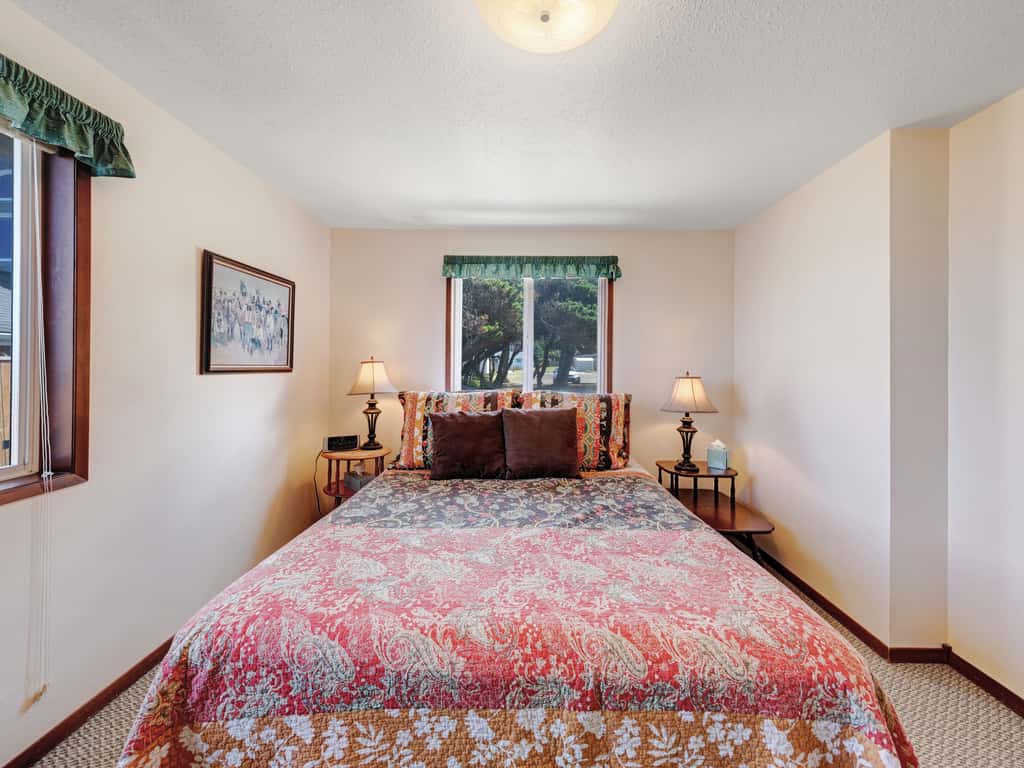 Charming Oceanfront Home with Nearby Beach Access and Amazing Ocean Views