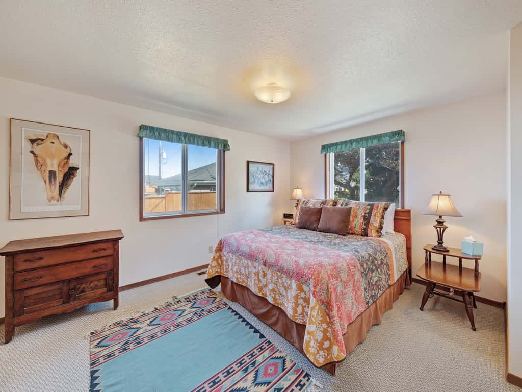 Charming Oceanfront Home with Nearby Beach Access and Amazing Ocean Views