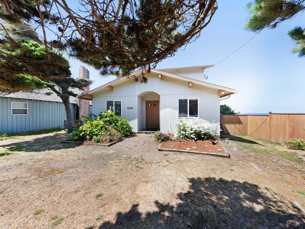 Charming Oceanfront Home with Nearby Beach Access and Amazing Ocean Views