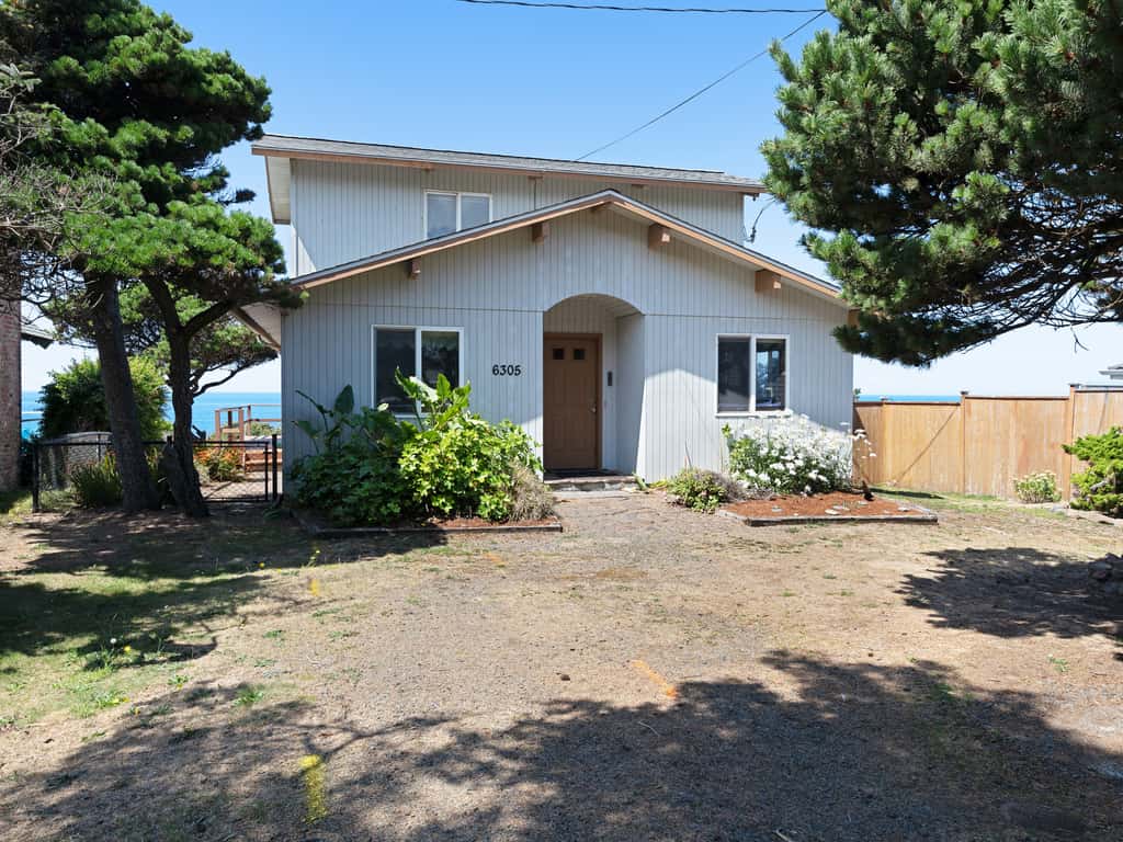 Charming Oceanfront Home with Nearby Beach Access and Amazing Ocean Views