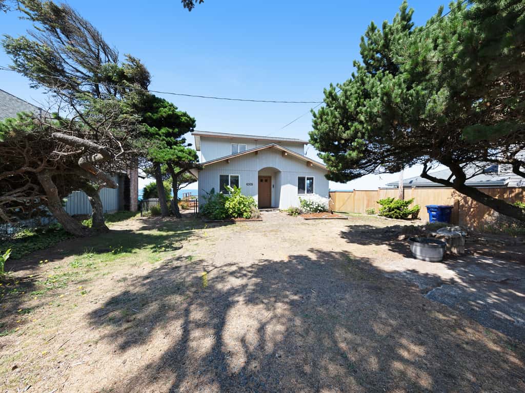 Charming Oceanfront Home with Nearby Beach Access and Amazing Ocean Views