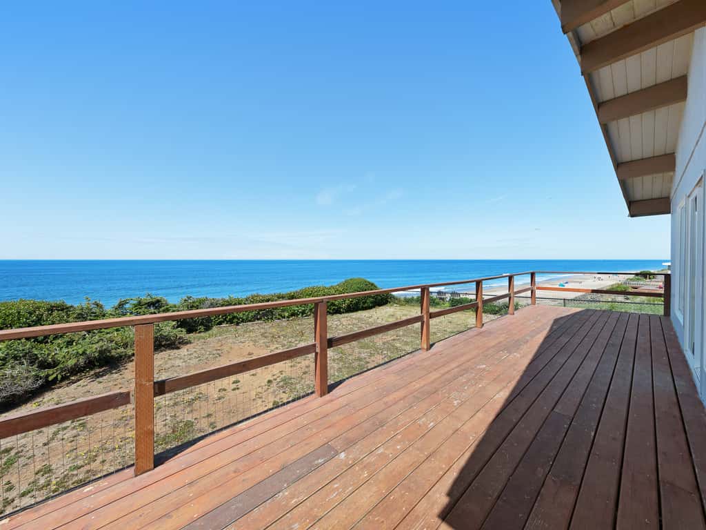 Charming Oceanfront Home with Nearby Beach Access and Amazing Ocean Views