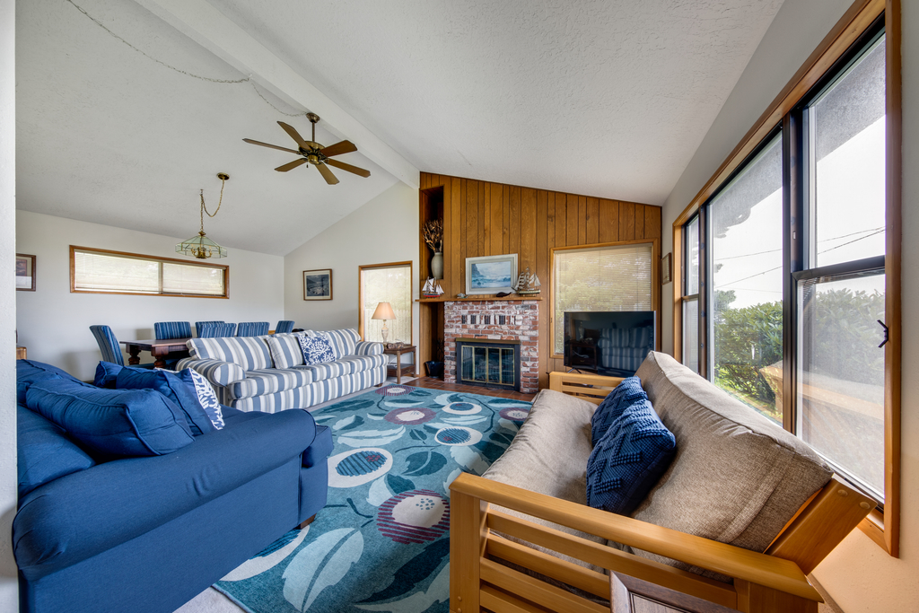 Cozy hilltop home with ocean views and game tables 3 blocks from the beach