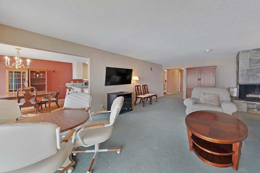 Lovely oceanfront condo with sweeping water views and balcony