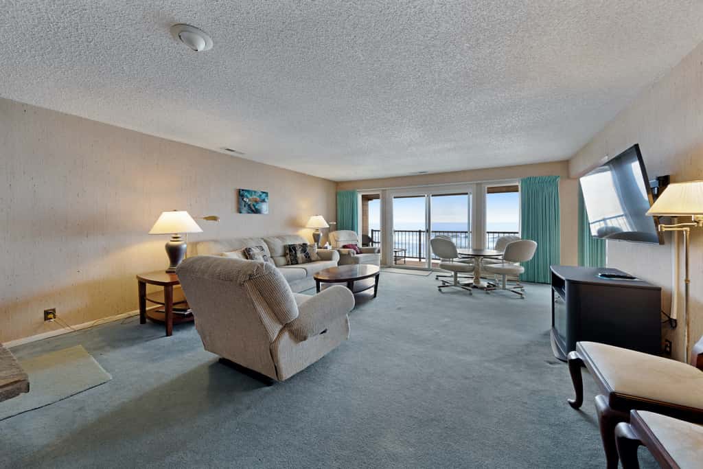 Lovely oceanfront condo with sweeping water views and balcony