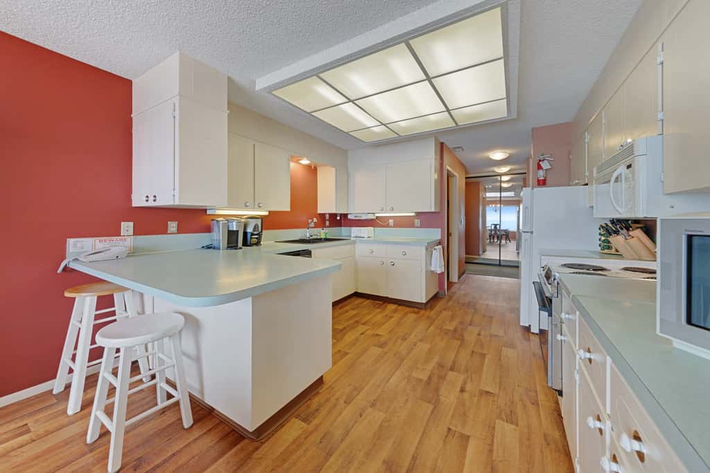 Lovely oceanfront condo with sweeping water views and balcony