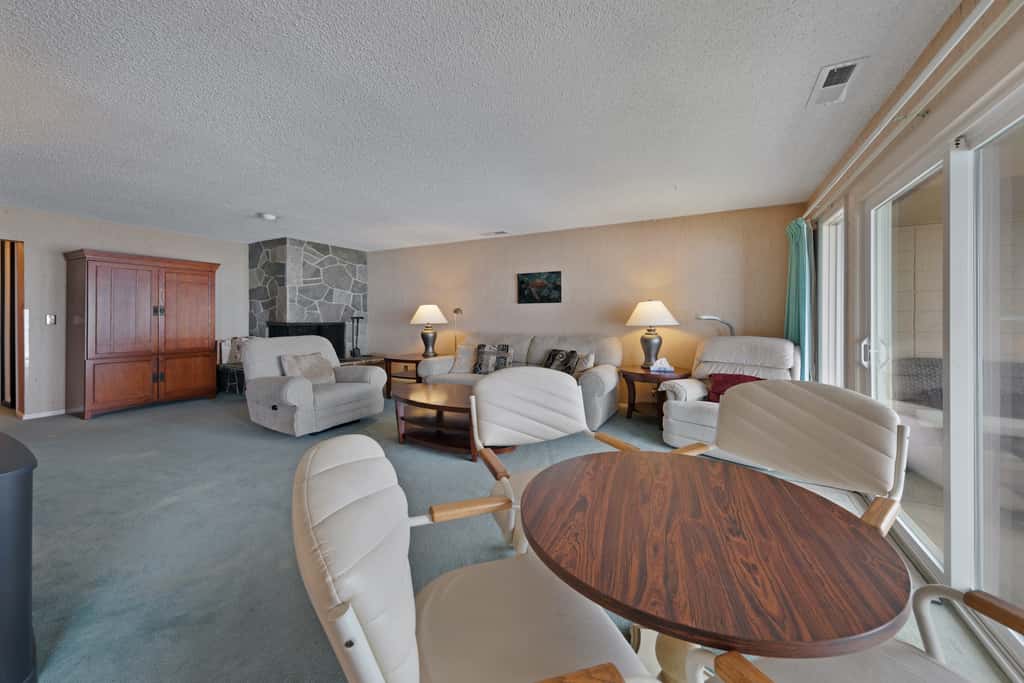 Lovely oceanfront condo with sweeping water views and balcony