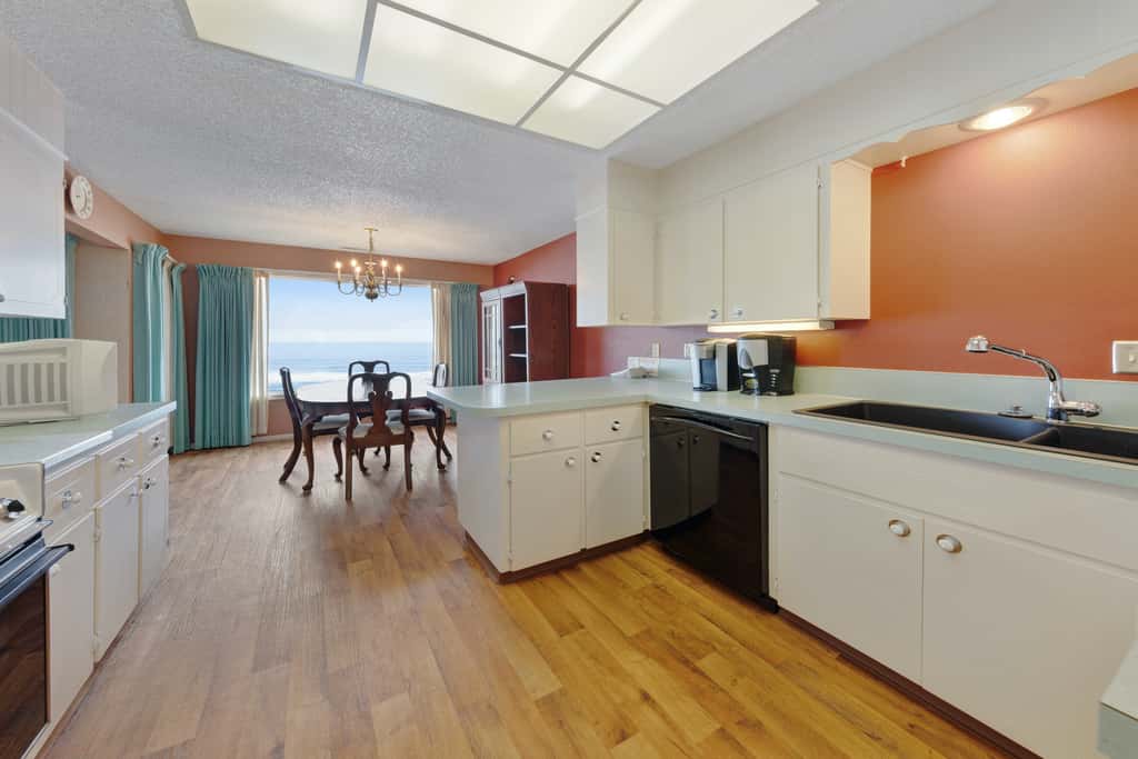 Lovely oceanfront condo with sweeping water views and balcony