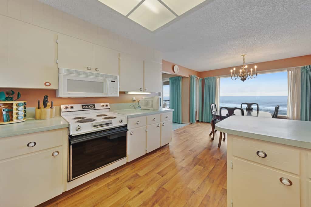 Lovely oceanfront condo with sweeping water views and balcony