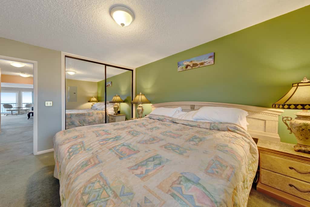 Lovely oceanfront condo with sweeping water views and balcony