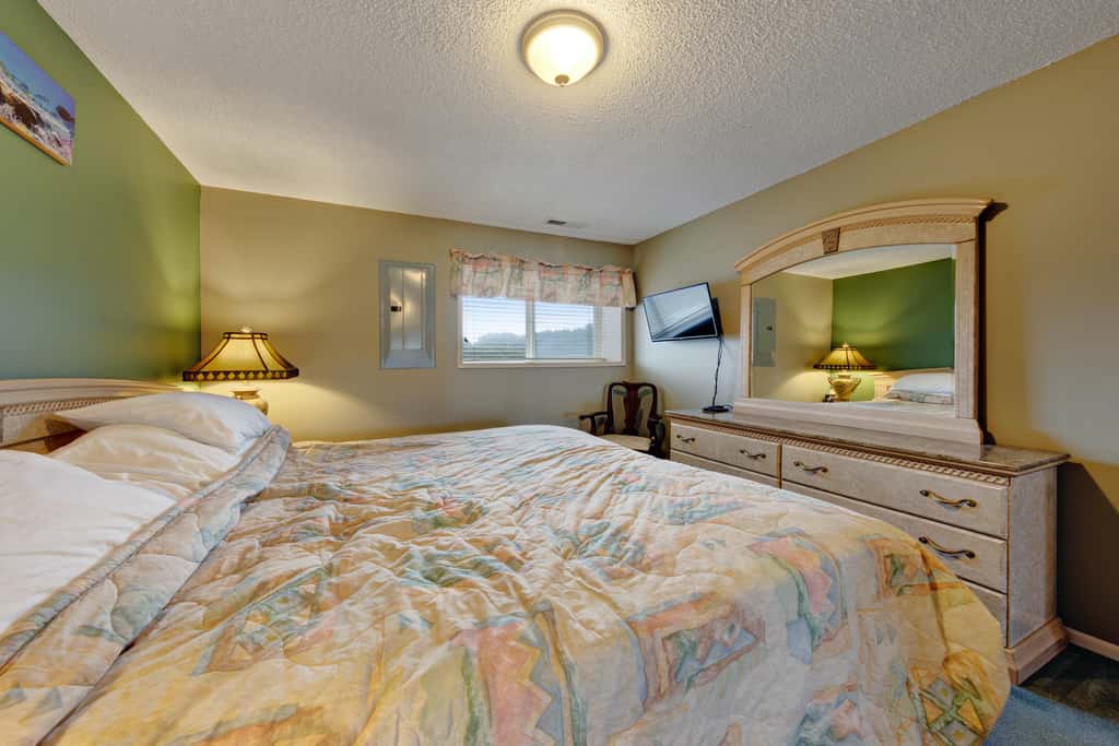 Lovely oceanfront condo with sweeping water views and balcony
