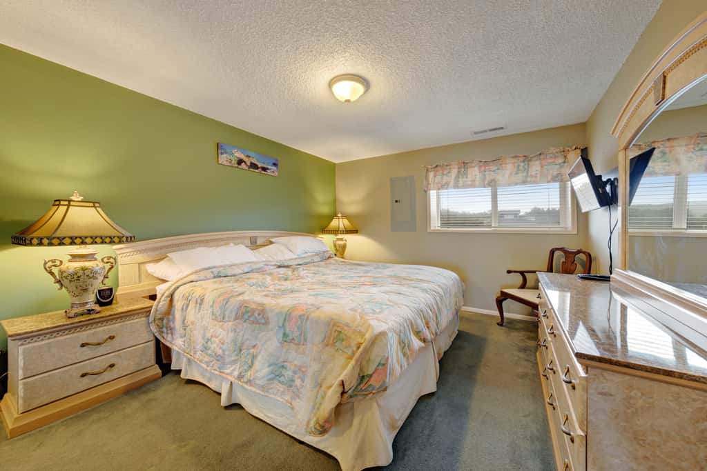 Lovely oceanfront condo with sweeping water views and balcony