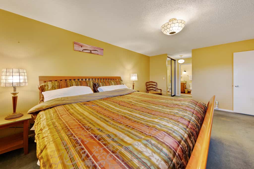 Lovely oceanfront condo with sweeping water views and balcony