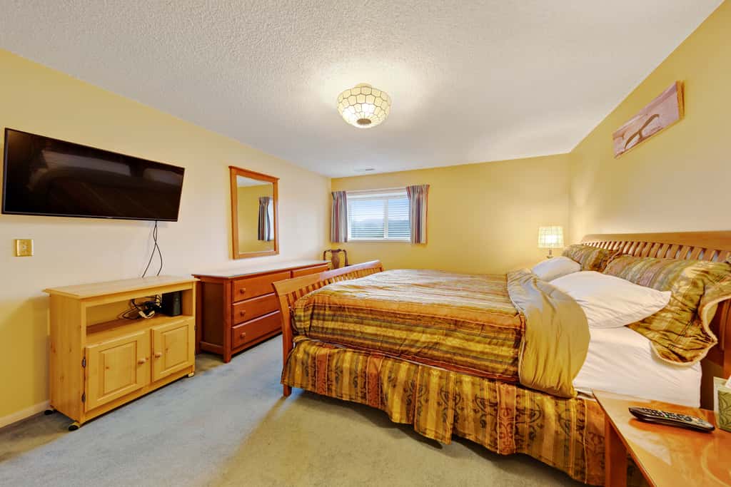 Lovely oceanfront condo with sweeping water views and balcony