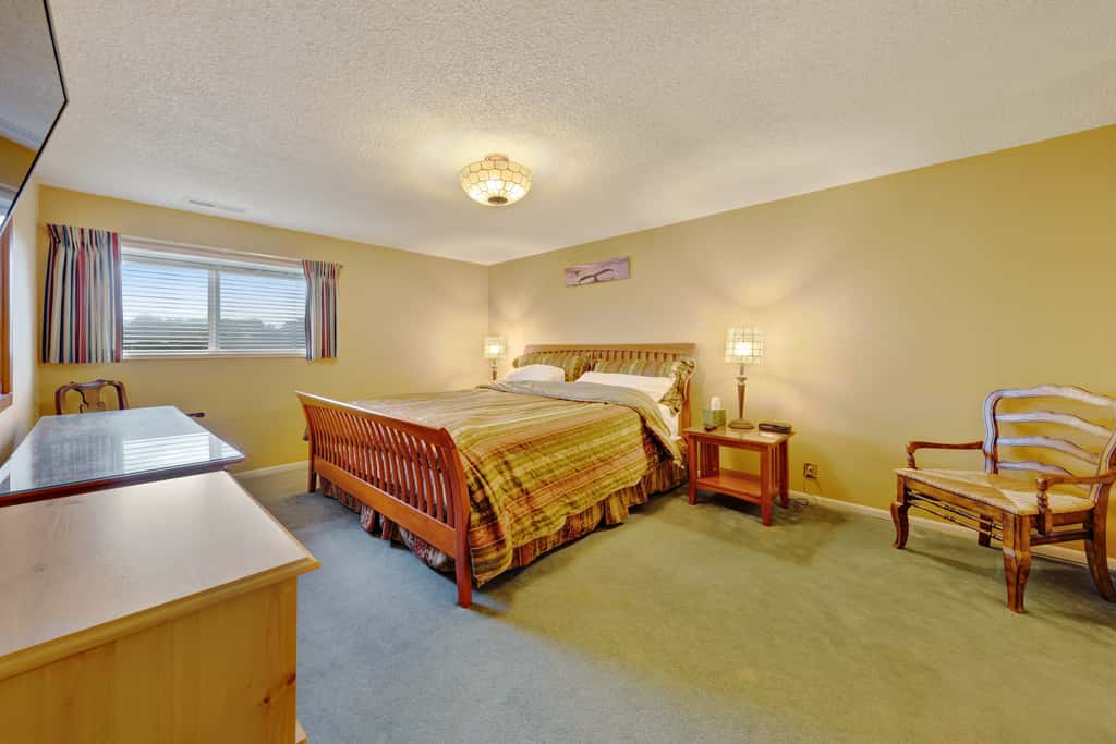 Lovely oceanfront condo with sweeping water views and balcony