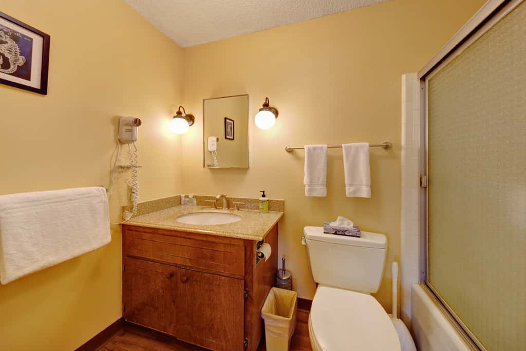 Lovely oceanfront condo with sweeping water views and balcony