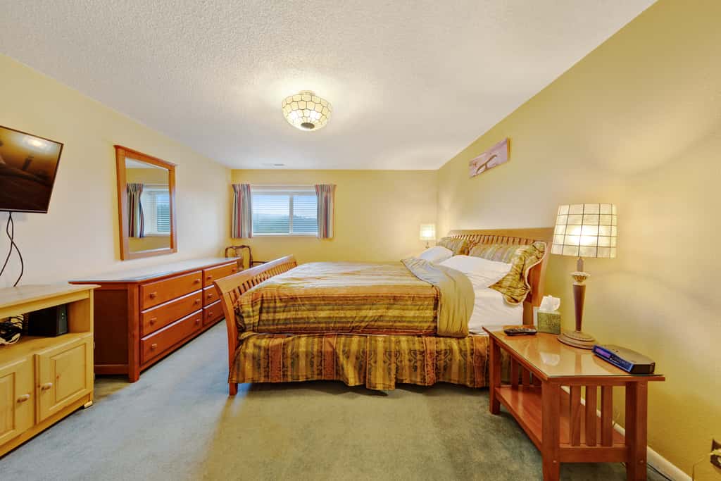 Lovely oceanfront condo with sweeping water views and balcony