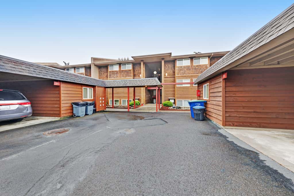 Lovely oceanfront condo with sweeping water views and balcony