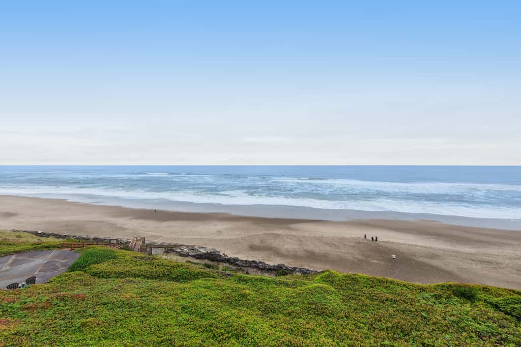 Lovely oceanfront condo with sweeping water views and balcony