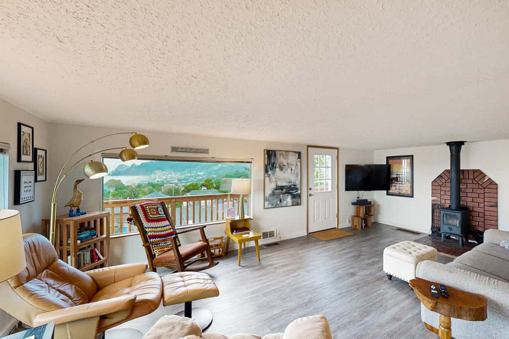 Cottage with wraparound deck and ocean views close to beach and town dog friendly