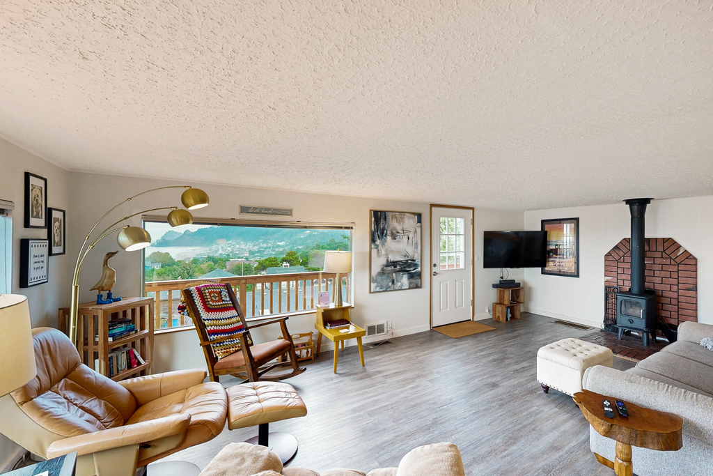 Cottage with wraparound deck and ocean views close to beach and town dog friendly
