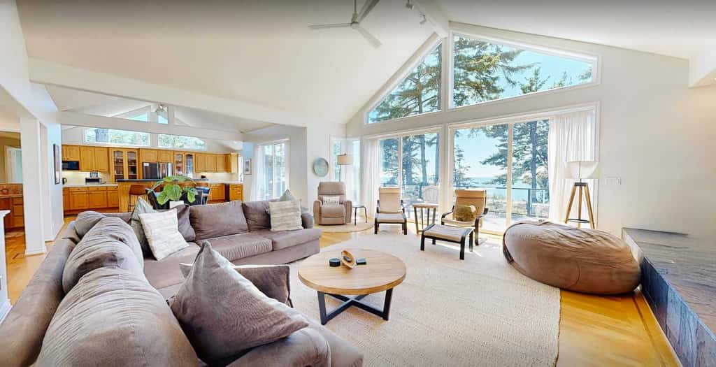 Cape retreat w/Ocean Views, Hot Tub & Beach Access 